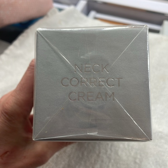 New in box, never opened. SkinMedica Neck Correct Cream. 2 oz. - Picture 3 of 3